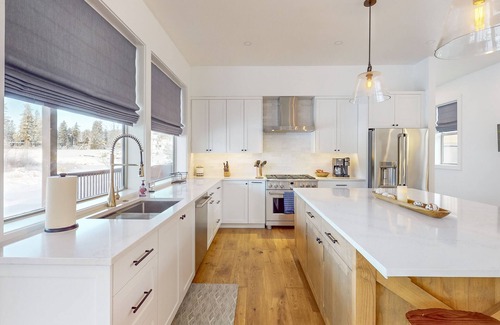 McCall Casa | New! Rivers Bend - Riverfront - Clubhouse w/gym, sauna, pool, hot tub