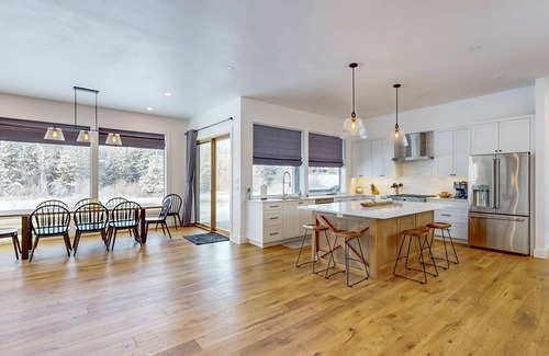 McCall Casa | New! Rivers Bend - Riverfront - Clubhouse w/gym, sauna, pool, hot tub