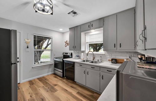 Waco Cabaña | New-Rock Creek Cottage ~ Cozy & Countryside, 12 miles from Magnolia