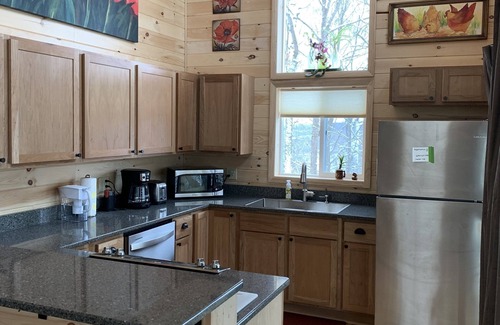 New Marshfield Cabina | New & Romantic Couples Cabin with hot tub & fire pit near Athens & Hocking Hills