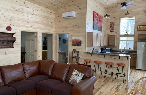 New Marshfield Cabina | New & Romantic Couples Cabin with hot tub & fire pit near Athens & Hocking Hills