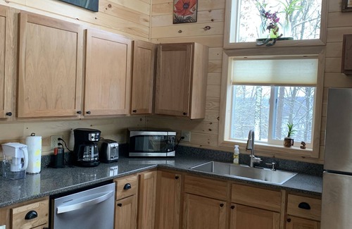 New Marshfield Cabina | New & Romantic Couples Cabin with hot tub & fire pit near Athens & Hocking Hills