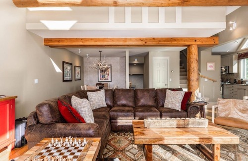 Lost Trails Retreat Casa | NEW! Saddle Ridge F5 (3-Bedroom Home) with Mountain view