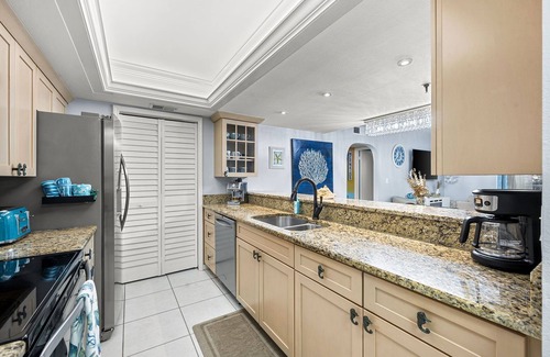 Redington Shores Condominio | NEW San Remo 102! Last Minute Summer Openings! Beach Views!!