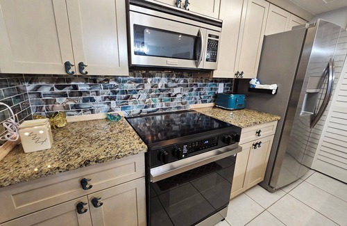 Redington Shores Condominio | NEW San Remo 102! Last Minute Summer Openings! Beach Views!!