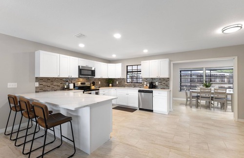 South Gate Ridge Casa | NEW SARASOTA HOUSE with POOL