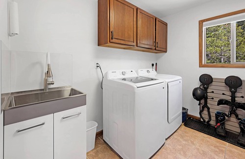 Valley of the Sun Cabina | NEW! Sauna Hot tub 2 King Beds Game Room Near Breck Mtn views