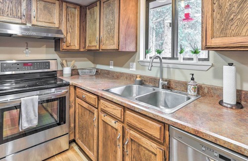 Kings Valley Casa | NEW! Scenic Conifer Retreat w/ Hot Tub on 1 Acre!