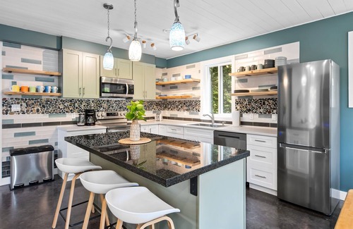 Tofino Casa | NEW-Sea's the Day-N.Chesterman-Hot Tub -OD Shower