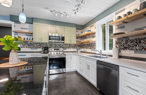 Tofino Casa | NEW-Sea's the Day-N.Chesterman-Hot Tub -OD Shower