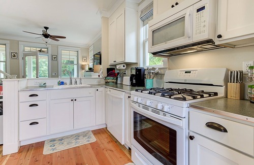Seabrook Casa | *New* Seabrook's Wave Chasers Refuge: Dog Friendly!
