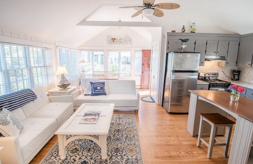 Mashpee Casa | Nueva cabaña de Seabury Beach con impresionantes vistas al mar, a pasos de playa privada