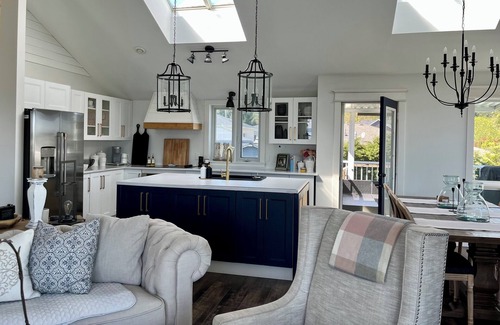 Chemainus Casa | * NEW* Seaside Getaway | Sleeps 10 | 1 hr to Victoria! | Book now for 2026!
