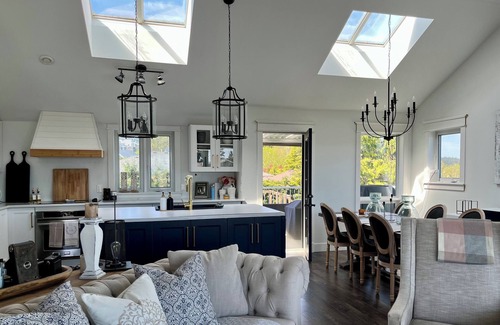 Chemainus Casa | * NEW* Seaside Getaway | Sleeps 10 | 1 hr to Victoria! | Book now for 2026!