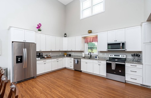 Faber Casa | NEW! Secluded Farmhouse + Solar Heated Pool + Firepit