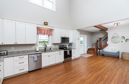 Faber Casa | NEW! Secluded Farmhouse + Solar Heated Pool + Firepit