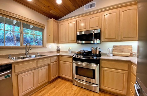 Croft Casa | 20% off. New!!! Secluded, forest, private hot tub, pets, rivers, lakes, wineries