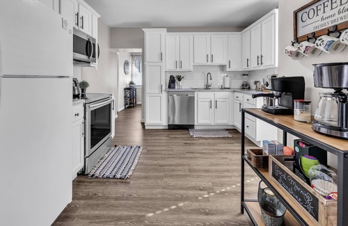 Imperial Casa | NEW! Serene Corner Cottage with Hot Tub