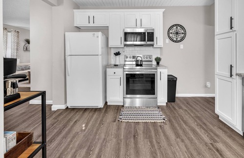 Imperial Casa | NEW! Serene Corner Cottage with Hot Tub