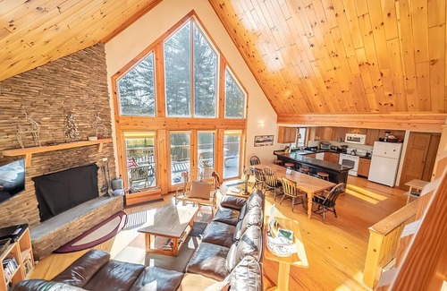 Wilmington Cabina | NEW! Serene, Hot Tub, Near Lake Placid & Whiteface, Arcade