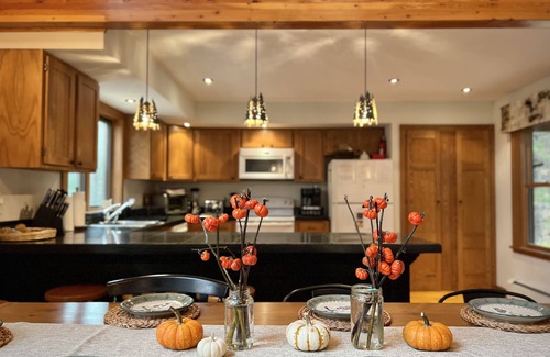 Wilmington Cabina | NEW! Serene, Hot Tub, Near Lake Placid & Whiteface, Arcade