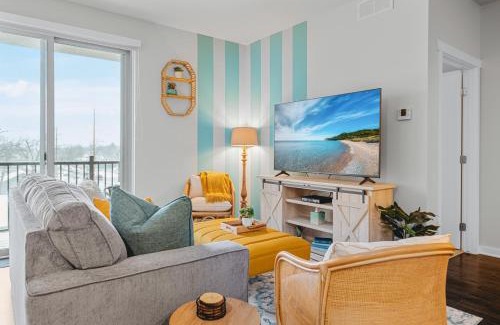 Traverse City Casa | NEW Shoreline 401 2BR Condo Near Downtown and Bay