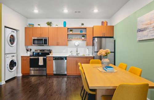 Traverse City Casa | NEW Shoreline 401 2BR Condo Near Downtown and Bay
