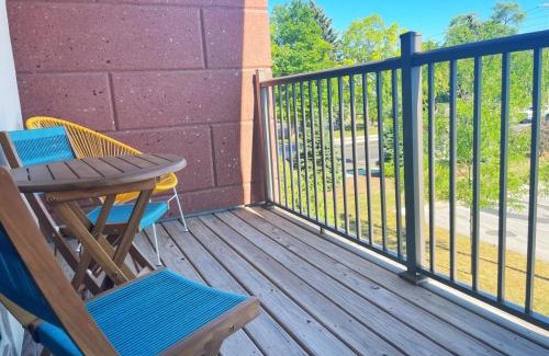 Traverse City Casa | NEW Shoreline 401 2BR Condo Near Downtown and Bay
