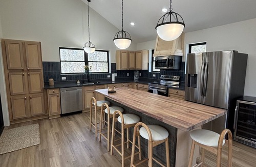 Smithville Casa | NEW! Shoreside Retreat, Path to Water, Hot Tub, Serene 5-Bed House