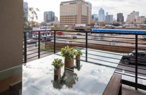 East Cesar Chavez Casa | New Skyline Townhome on 6th