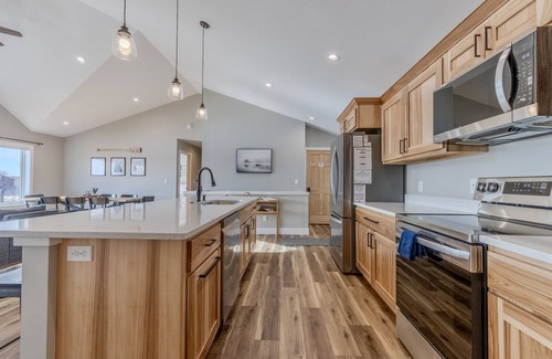 New Lisbon Casa | NEW!Sleeps 16, Beach, Games, WI Dells 28 Miles