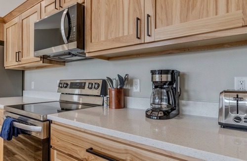 New Lisbon Casa | NEW!Sleeps 16, Beach, Games, WI Dells 28 Miles