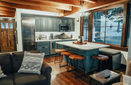 Whitefish Casa | New! Slopeside Treehouse with hot tub - Ski-in-Ski-out just 30` from Slopes