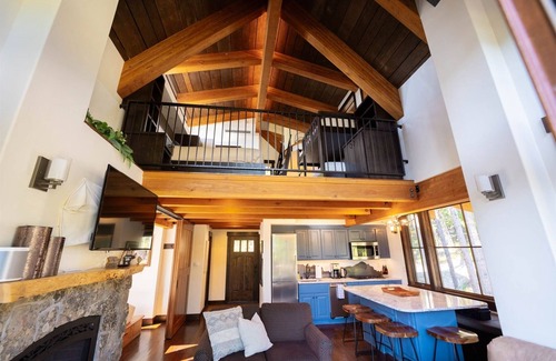 Whitefish Casa | New! Slopeside Treehouse with hot tub - Ski-in-Ski-out just 30` from Slopes