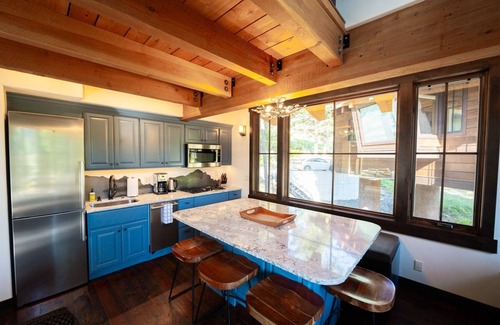 Whitefish Casa | New! Slopeside Treehouse with hot tub - Ski-in-Ski-out just 30` from Slopes