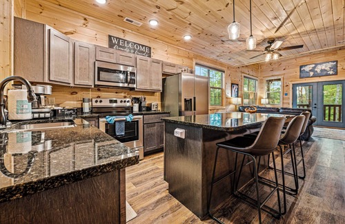 Sevierville Cabina | Book today New build, views, theater room, game room, walking trails, firepit