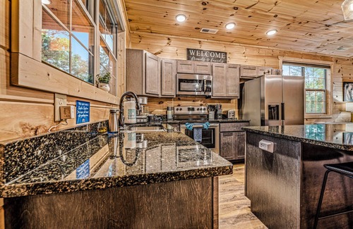 Sevierville Cabina | Book today New build, views, theater room, game room, walking trails, firepit