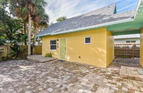 New Smyrna Beach Apartamento | New Smyrna Beach Hideaway Less Than 1 Mi to Beach!