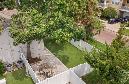 Courier City - Oscawana Casa | NEW Soho Oasis - Stunning Home In Heart of Soho