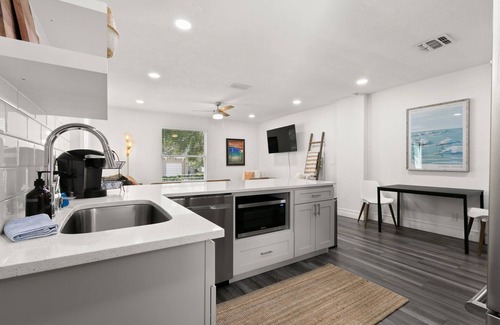Courier City - Oscawana Apartamento | NEW! SoHo Sanctuary - Gorgeous Apartment Steps to S Howard Ave with Fenced Yard