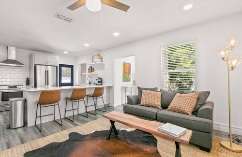 Courier City - Oscawana Apartamento | NEW! SoHo Sanctuary - Gorgeous Apartment Steps to S Howard Ave with Fenced Yard