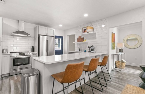 Courier City - Oscawana Apartamento | NEW! SoHo Sanctuary - Gorgeous Apartment Steps to S Howard Ave with Fenced Yard