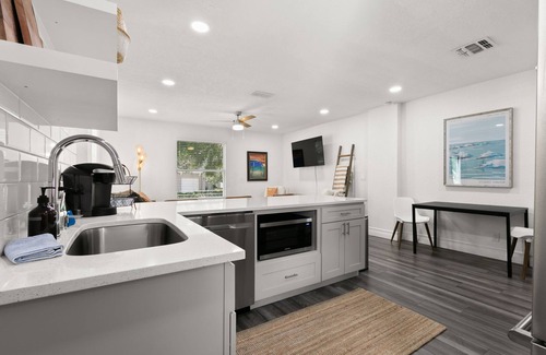 Courier City - Oscawana Apartamento | NEW Soho Sanctuary - Gorgeous Apartment Steps to S Howard Ave With Fenced Yard
