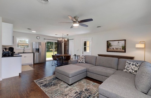 Dripping Springs Casa | New SPA! Dwntwn DRIP Bluff St Cottage & Guest House! Walk to Food, Bars & Music!