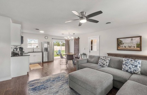 Dripping Springs Casa | New SPA! Dwntwn DRIP Bluff St Cottage & Guest House! Walk to Food, Bars & Music!