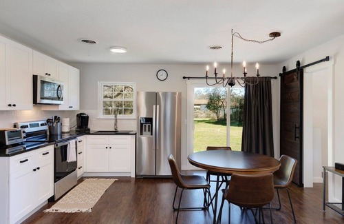 Dripping Springs Casa | New SPA! Dwntwn DRIP Bluff St Cottage & Guest House! Walk to Food, Bars & Music!