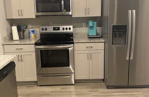 East Point Casa | New Spacious 3 bedroom 2.5 bath town house near the Airport