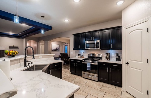 El Paso Casa | ** New Spacious 4 BED 3bath Home W/ Beautiful Yard/Fire Pit/ Grill/Gym/PingPong*
