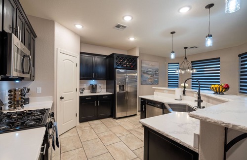 El Paso Casa | ** New Spacious 4 BED 3bath Home W/ Beautiful Yard/Fire Pit/ Grill/Gym/PingPong*