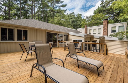 Creedmoor Casa | New! Spacious 5-bedroom house, Great deck, Pool, Close to Attractions